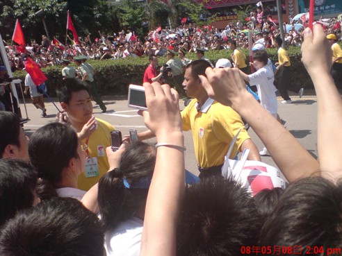 贵宾会动力集团员工喜迎奥运圣火